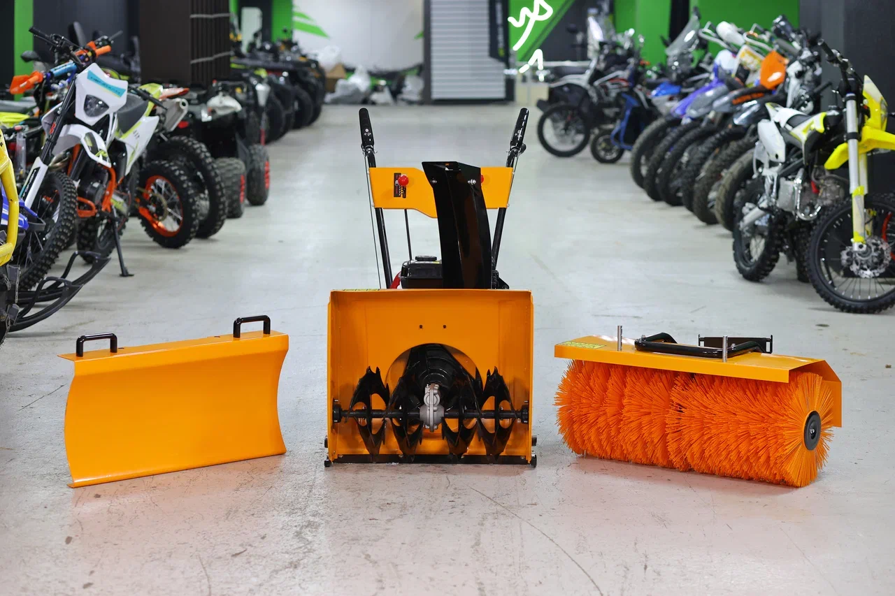 Снегоуборочная машина TOKISHI ONE (3-в-1: Щёткa + Кoвш + Отвaл)