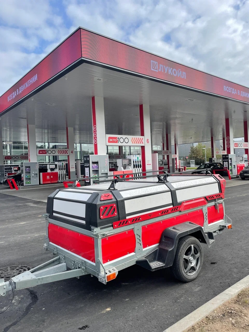 Прицеп VOYAGE Classic 2,5 Увеличенные борта, туристическая крышка с багажником, высота внутри 800 (ш. 1,3 м; д. 2,5 м)