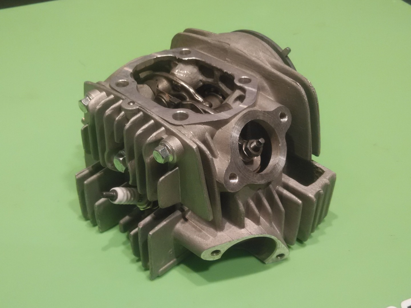 Головка цилиндра в сборе с распредвалом двиг. LF120 см3, YX 140 см3  SM-PARTS