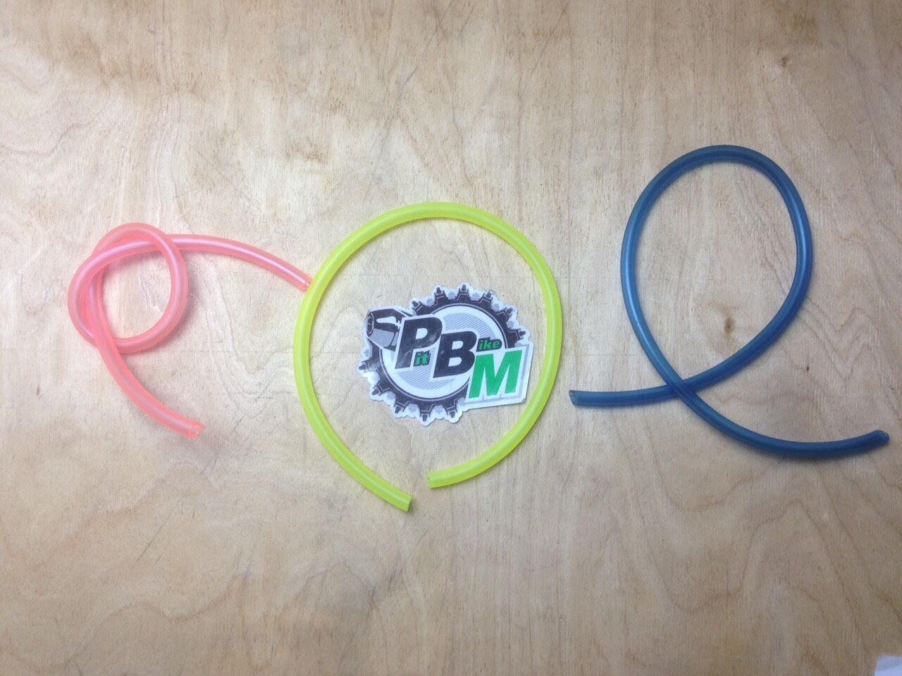 Шланг топливн. цветн. 1 см.